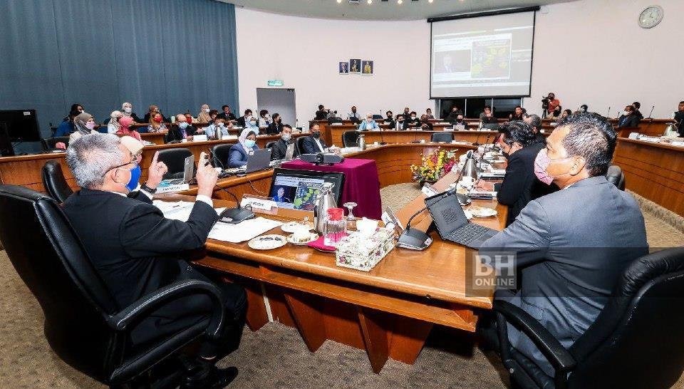 Menteri Sains, Teknologi dan Inovasi, Datuk Seri Dr Adham Baba (kiri) menghadiri Sesi Bersama Fraternity Smart Farming di Ibu Pejabat Agensi Angkasa Malaysia (MYSA) - Foto NSTP/Fariz Iswadi Ismail.